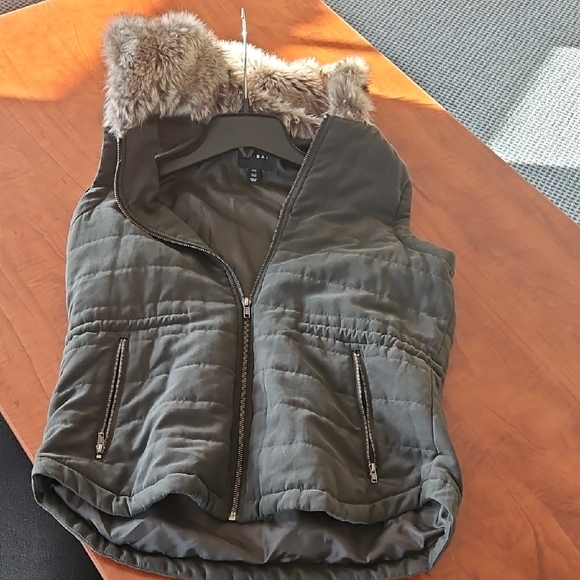 Women's Green Quilted Vest with Faux Fur Trim - Picture 4 of 6